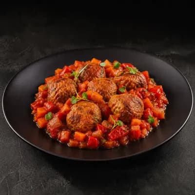 Куриные тефтели с овощами в томатном соусе — порция 350 г
