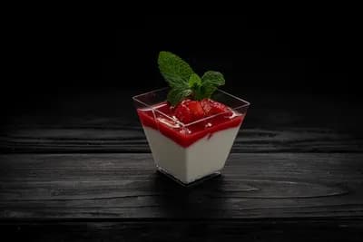 Йогурт с клубничным пюре и клубникой 10 шт.