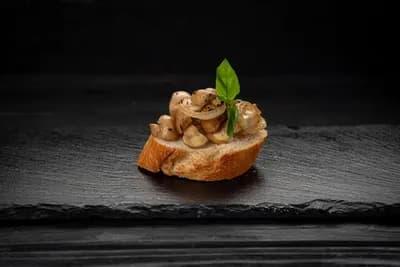 Брускетта с грибами и луком 10 шт.