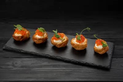 Профитроли с красной икрой и икорным муссом 10 шт.