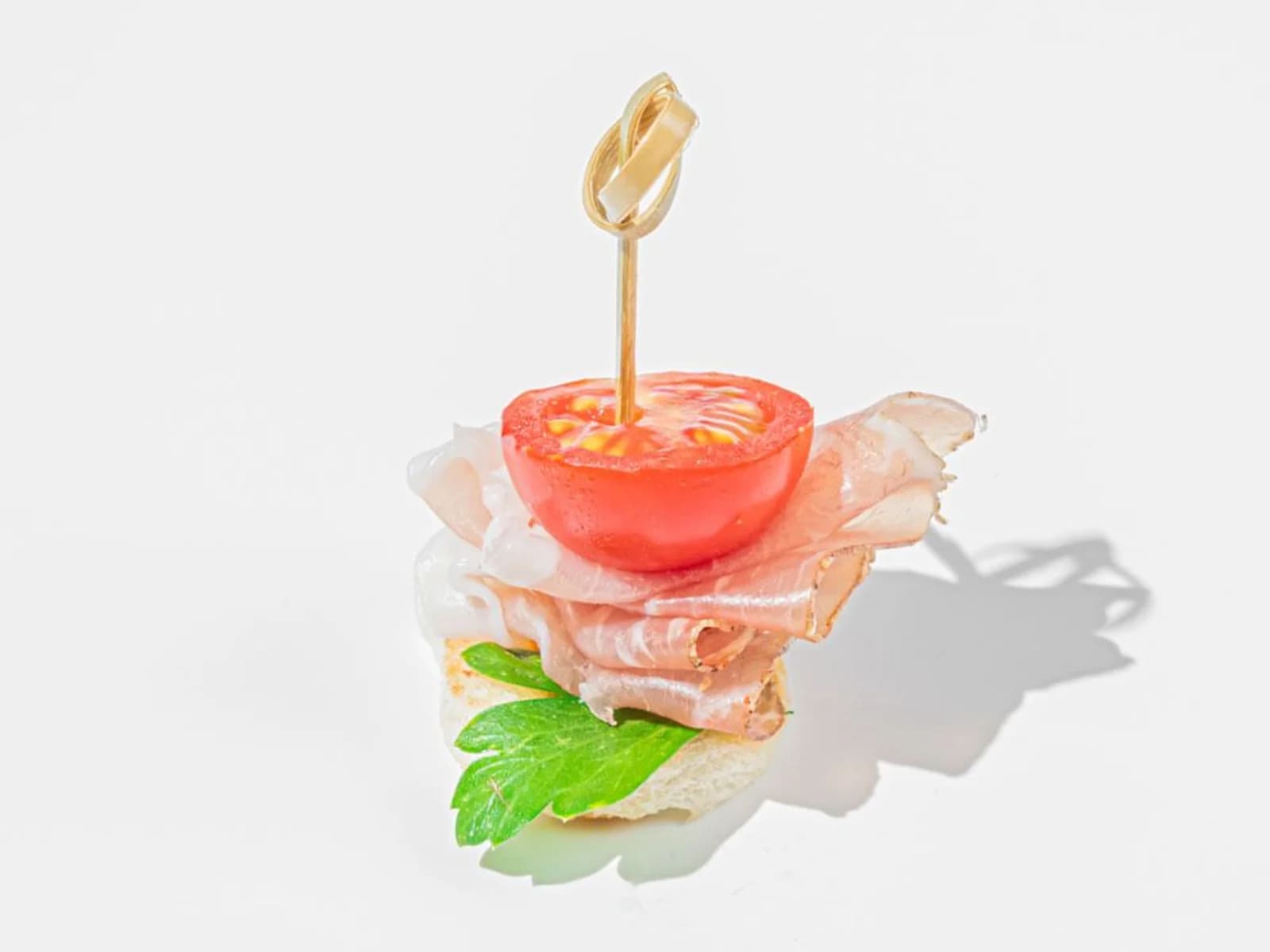 Канапе с хамоном и томатом черри