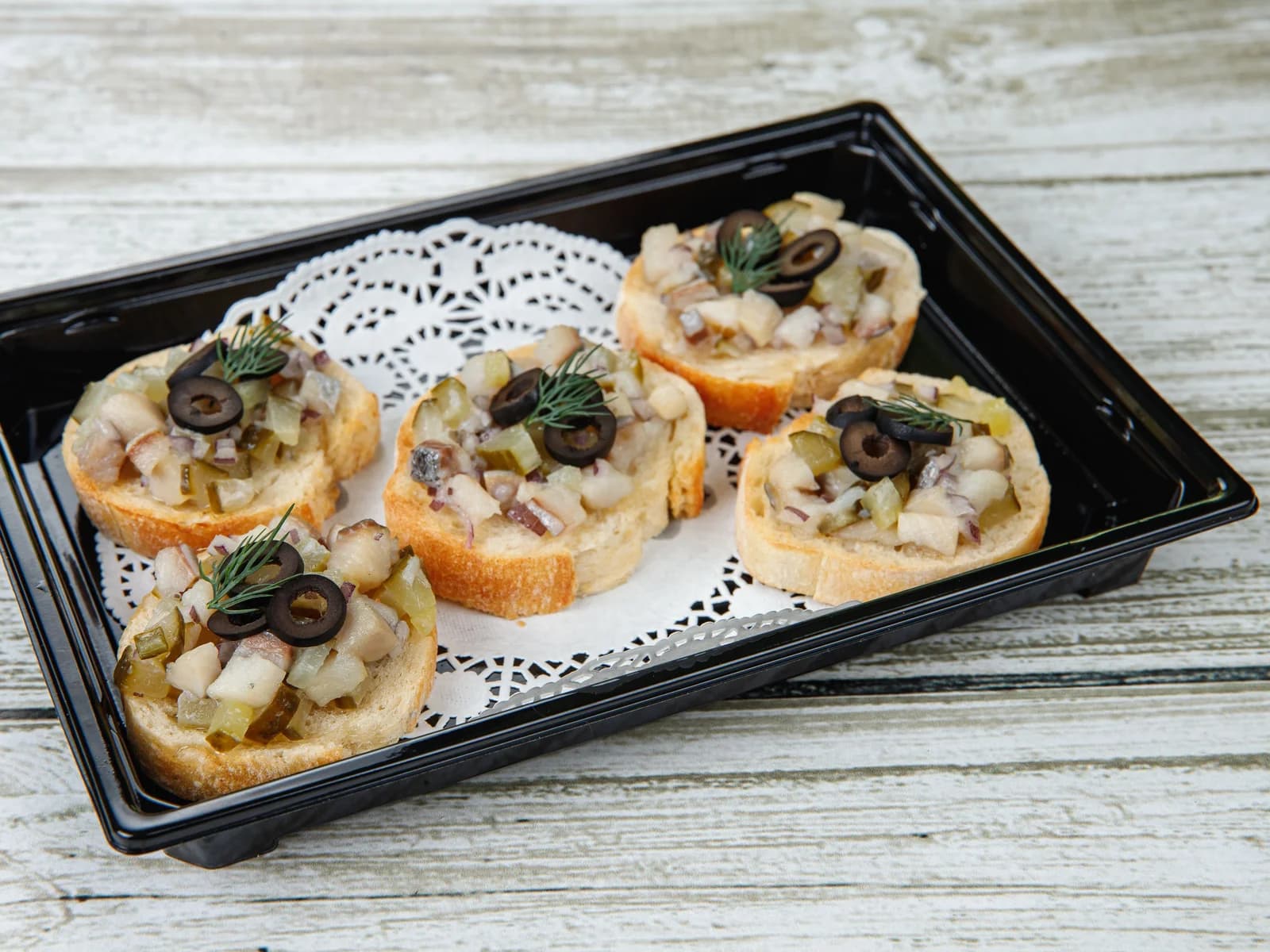 Брускетта с сельдью и маринованным красным луком