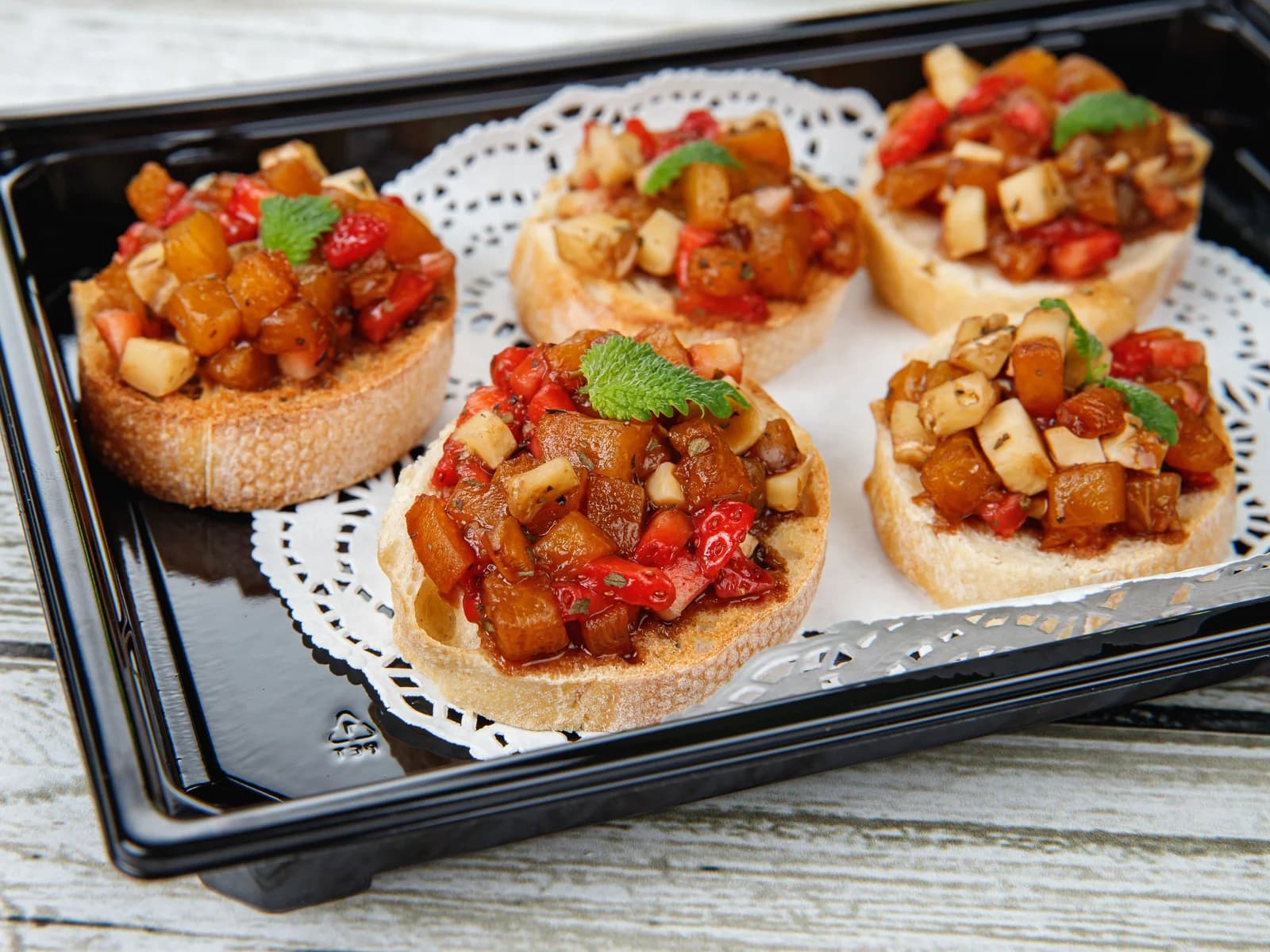 Брускетта с персиками, клубникой и козьим сыром