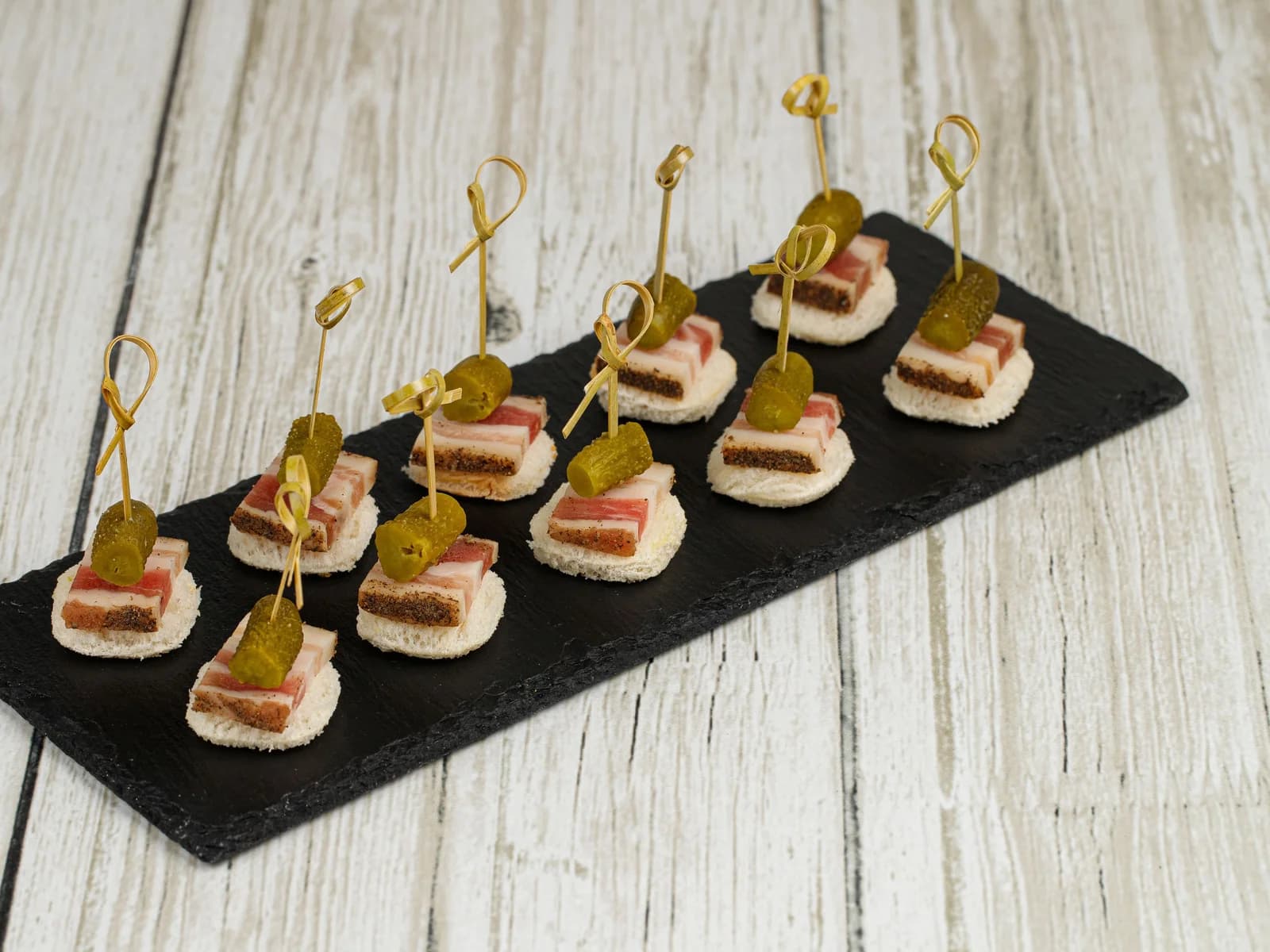 Канапе с салом, корнишоном и горчицей на тосте
