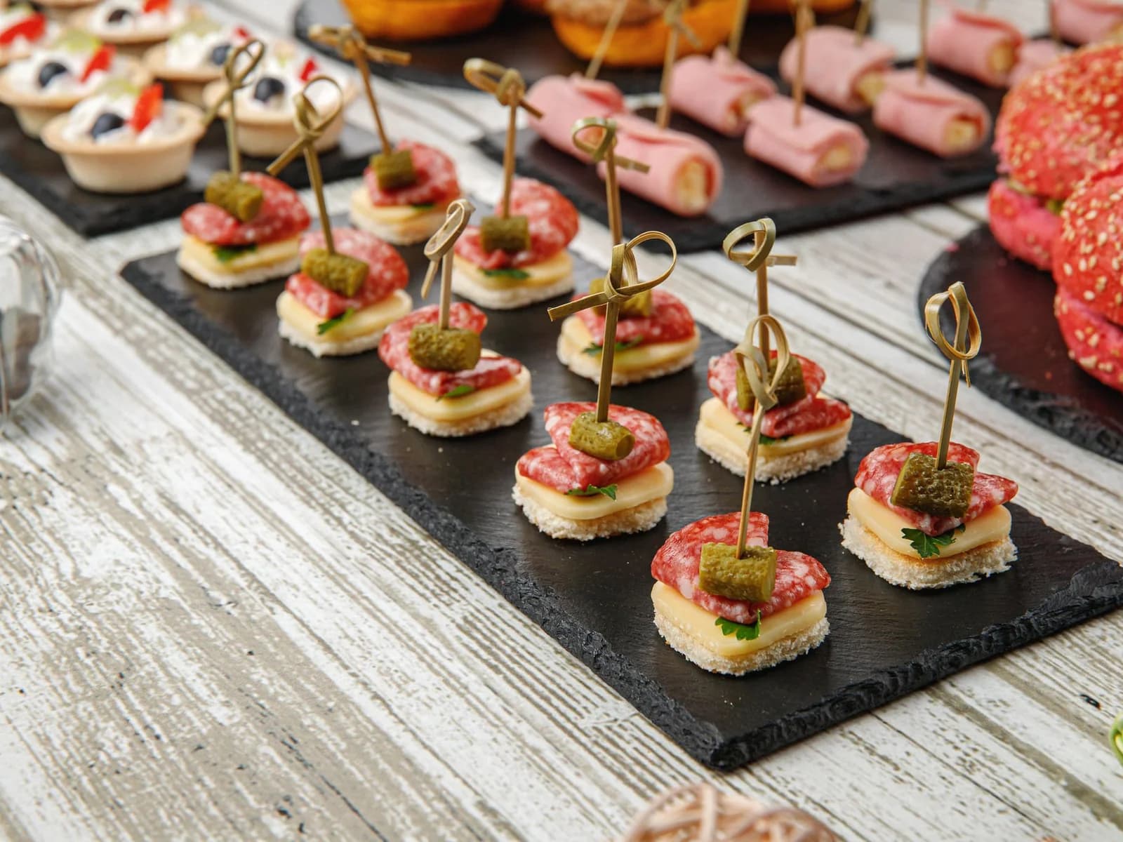 Канапе из копченой колбаски, сыра и маринованных корнишонов